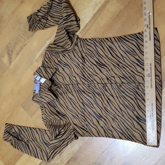 NWT Washable Suede Animal print top (Ladies Small) - Picture 9 of 12